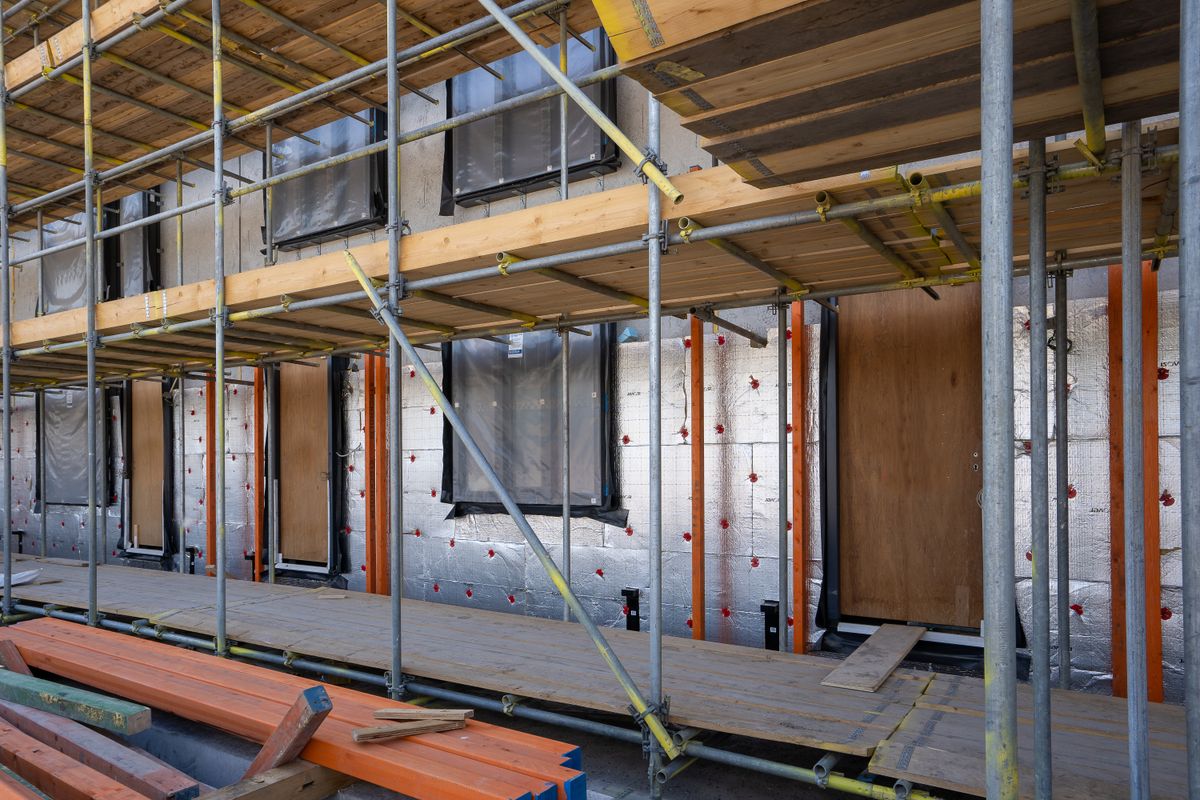 Vivienda en construcción con andamios