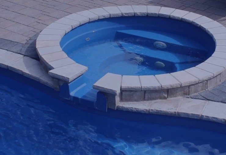 Piscina de fibra de vidrio con jacuzzi integrado publicada por JECHMAN
