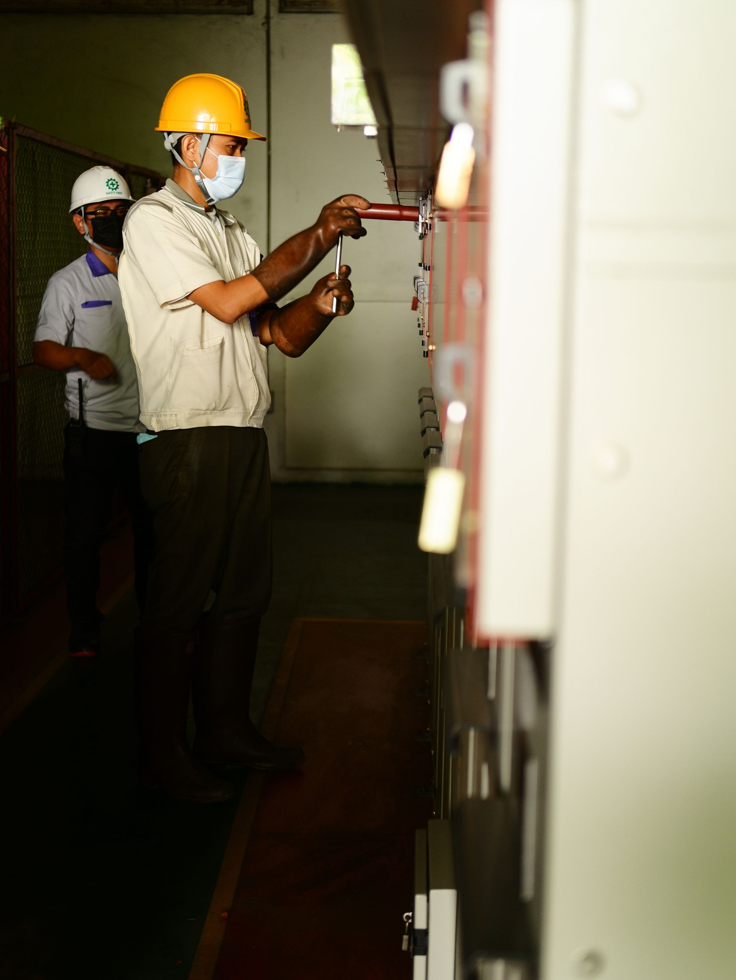 Técnicos trabajando en una instalación eléctrica