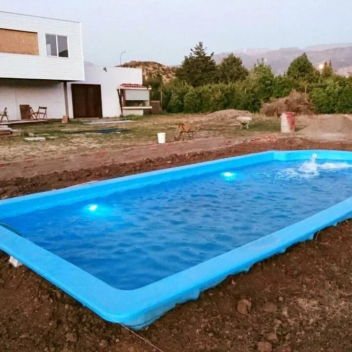 Piscina de fibra de vidrio con agua e iluminación, fotografía publicada por JECHMAN